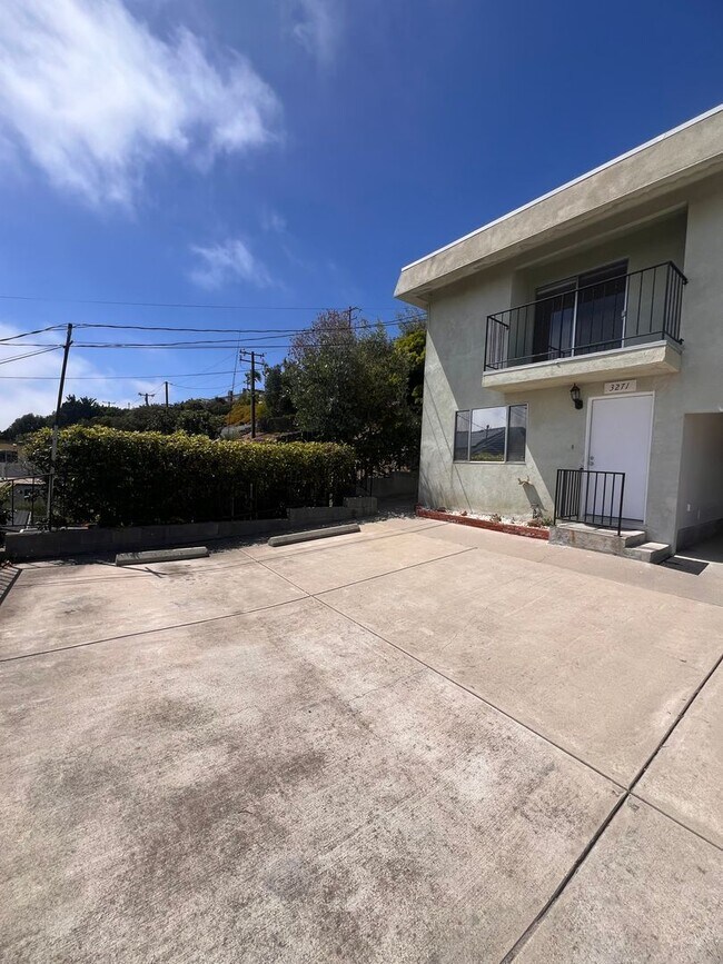 Building Photo - 3275-3275 Hilltop Dr