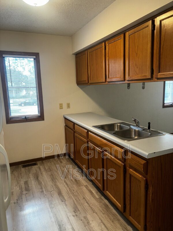 Primary Photo - 1103 6th St