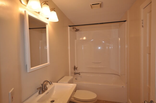 Building Photo - Apollo-Pre-Leasing Now for the Fall Semest...