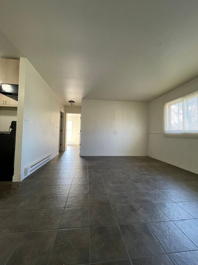 Building Photo - Large 2 bedroom 1 bath apartment