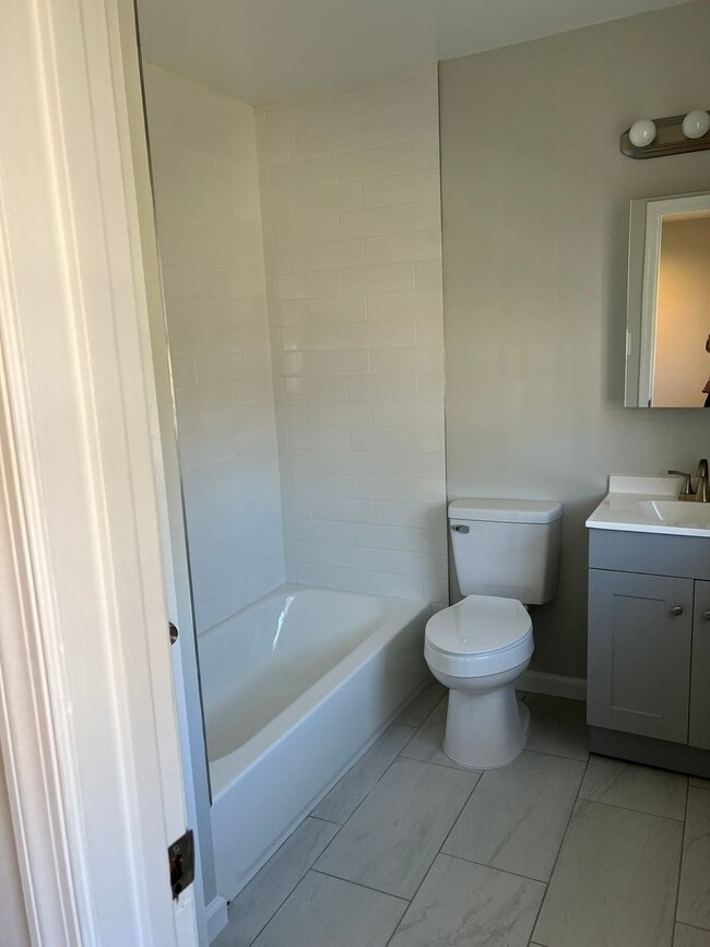 Building Photo - Well Appointed  and Updated Townhome in Downtown Bethesda