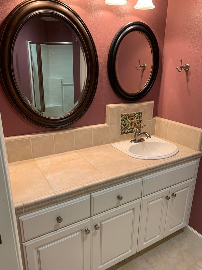 Building Photo - 5 Bd 4.5 Ba Country Home