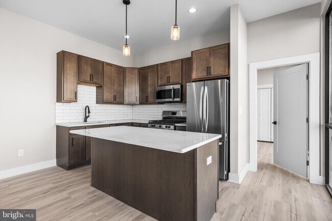 Building Photo - 400 S Conkling St