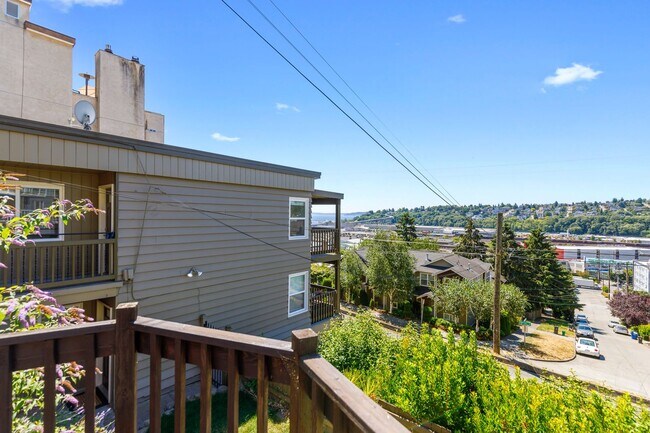 Building Photo - 2062 13th Ave W