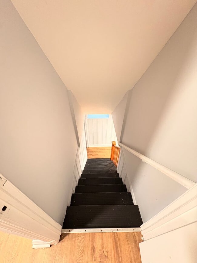 Building Photo - Spacious Townhome with Updated Kitchen & P...