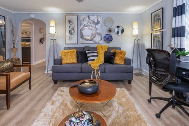 Building Photo - 723 W Mckinley St