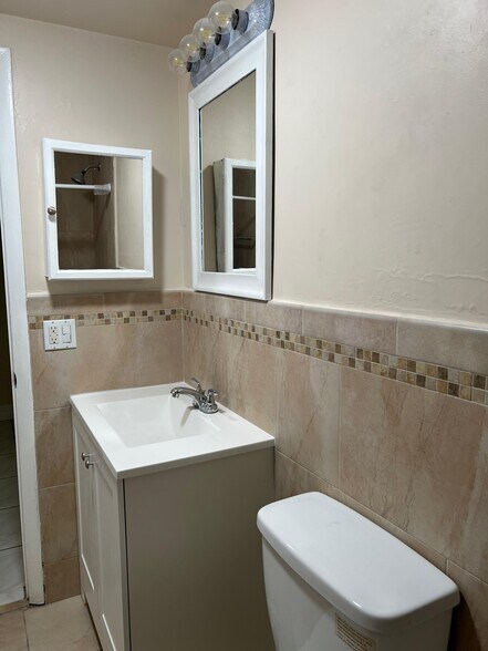 Building Photo - 685 Miller Dr