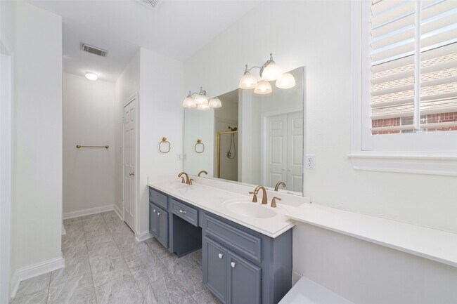 Building Photo - 1408 S Friendswood Dr