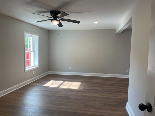 Building Photo - Beautiful Renovated 4 Bedroom Home For Rent With a Large Bonus Room!