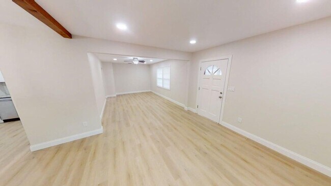 Building Photo - Charming 2 bedroom 1 bath - move in ready