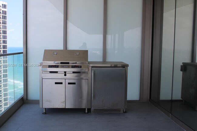 Building Photo - 18975 Collins Ave