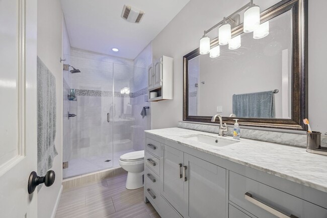 Building Photo - Gorgeous, Fully furnished 3 Bed 3.5 bath h...