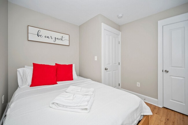 Building Photo - 370 Hanover St