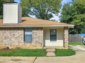 Building Photo - 821 N Mesquite St