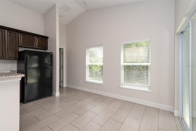 Building Photo - 2036 Hillview Cir