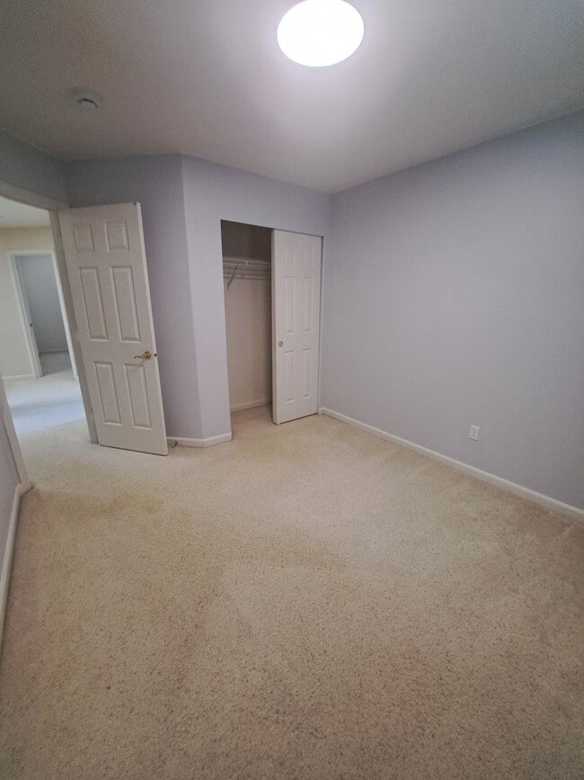 Building Photo - Beautiful setting 4 bedroom A/C Available Now