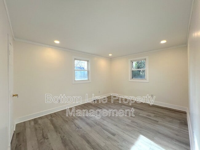 Building Photo - 218 Norwood Dr