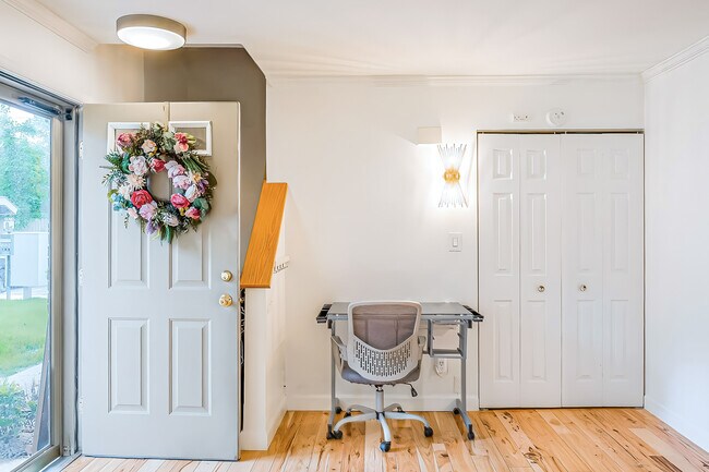 Building Photo - 531 Longshore Dr