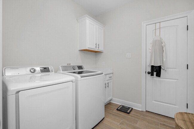 Building Photo - 5718 Oak Hvn Ln