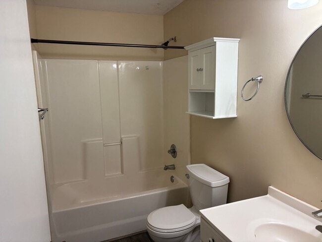 Building Photo - 2 BEDROOM 1 BATH CONDO