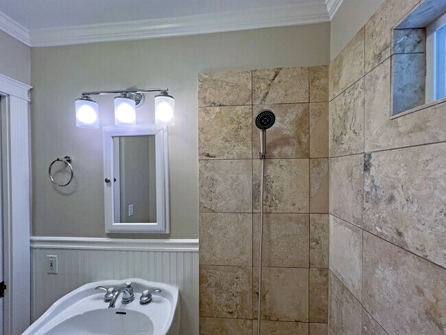 Building Photo - Charming and updated 2 bedroom, 1 bath bun...