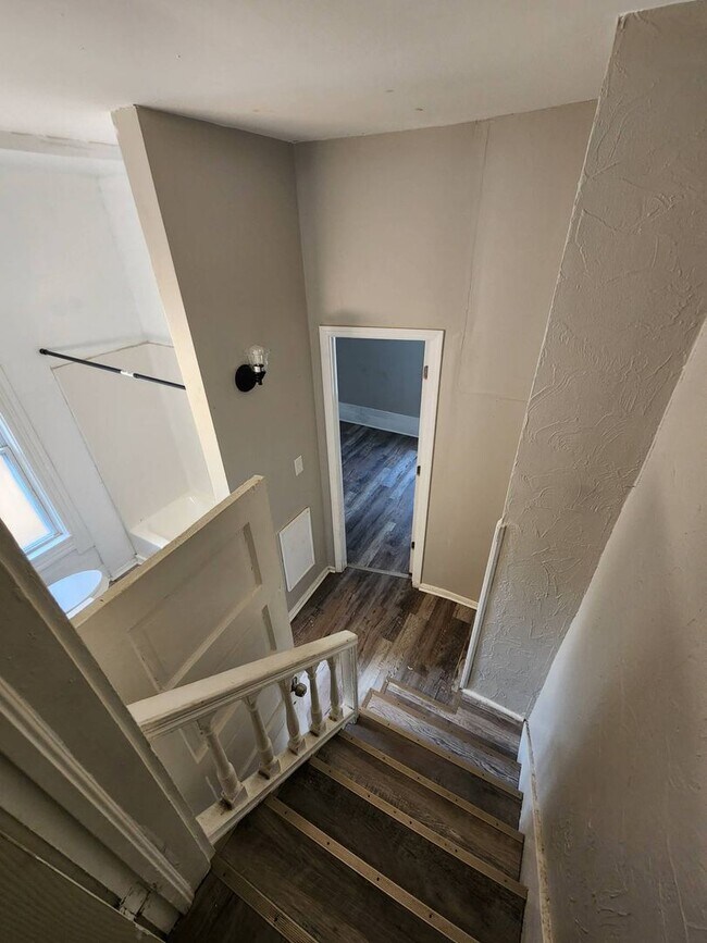 Building Photo - Charming 4-Bedroom Property in Prime Location (SECTION 8 VOUCHERS ACCEPTED)