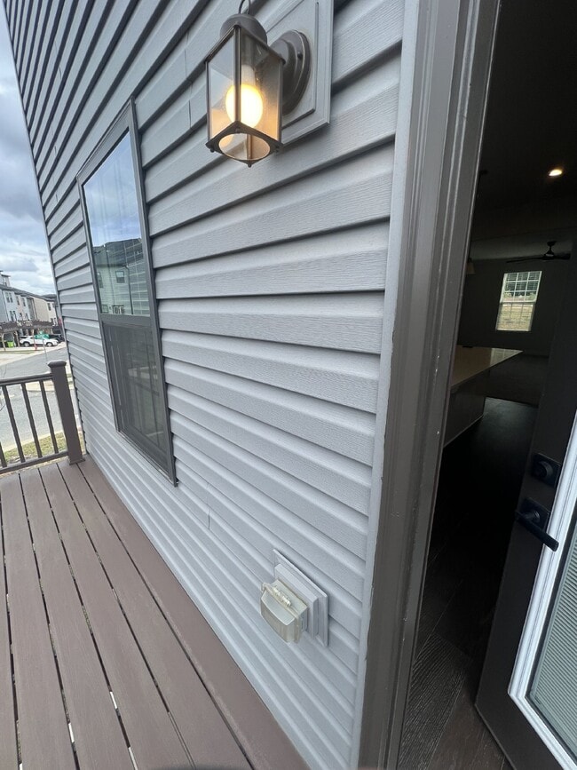 Building Photo - Exceptional 3-Level Corner Unit Townhome w...