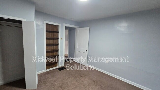 Building Photo - 415 E 35th St