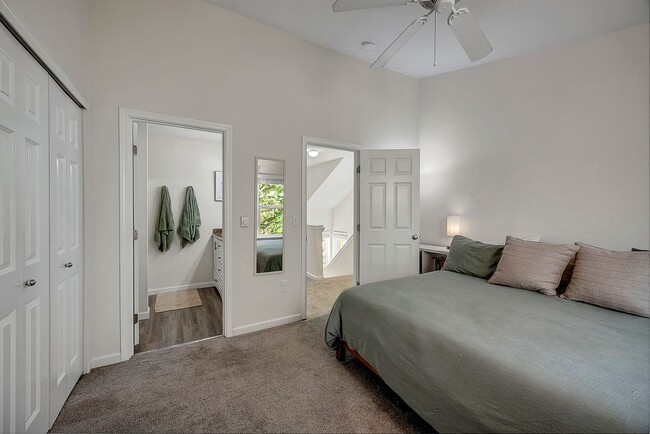 Building Photo - 3 Bed/ 2.75 Bath Townhome in Lynwood