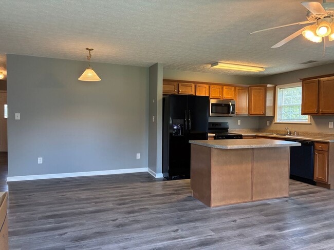 Building Photo - 102 Sparrow Ct