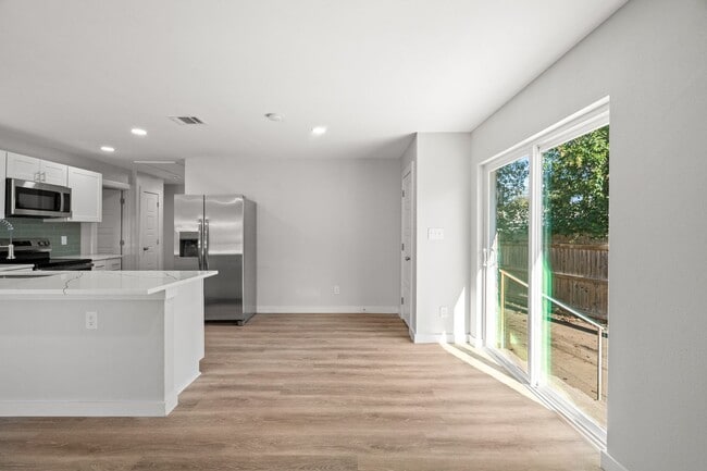 Building Photo - SW Loop 820 - 4304/4306 *Lease Up Only*