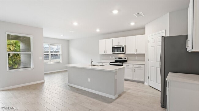 Building Photo - 1903 Cape Coral Pkwy W