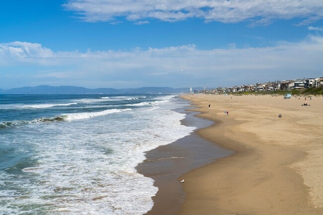 Building Photo - Luxury Living in Manhattan Beach