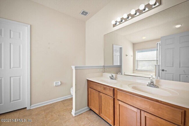 Building Photo - 929 Raindrop Ln