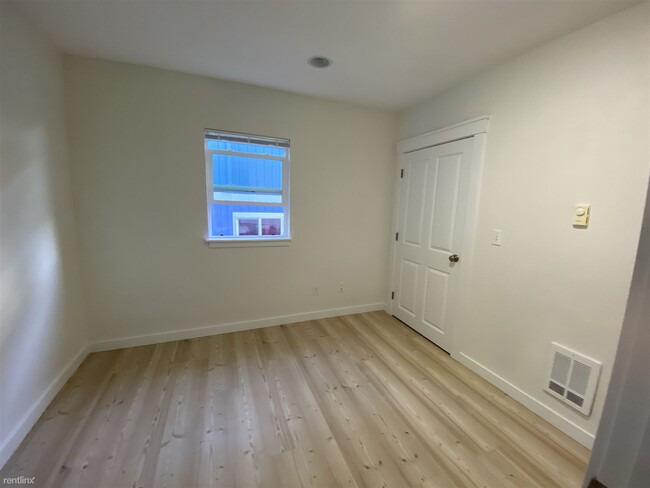 Building Photo - 4 br, 3 bath Triplex - 8120 Delridge Way S...