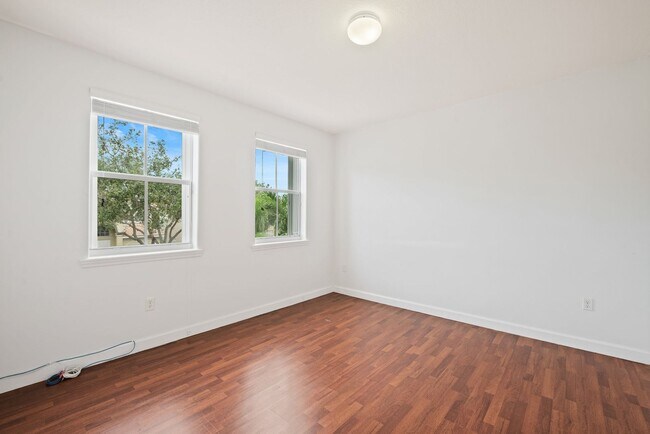 Building Photo - Spacious Waterfront 3-bedroom 3-bath Singl...