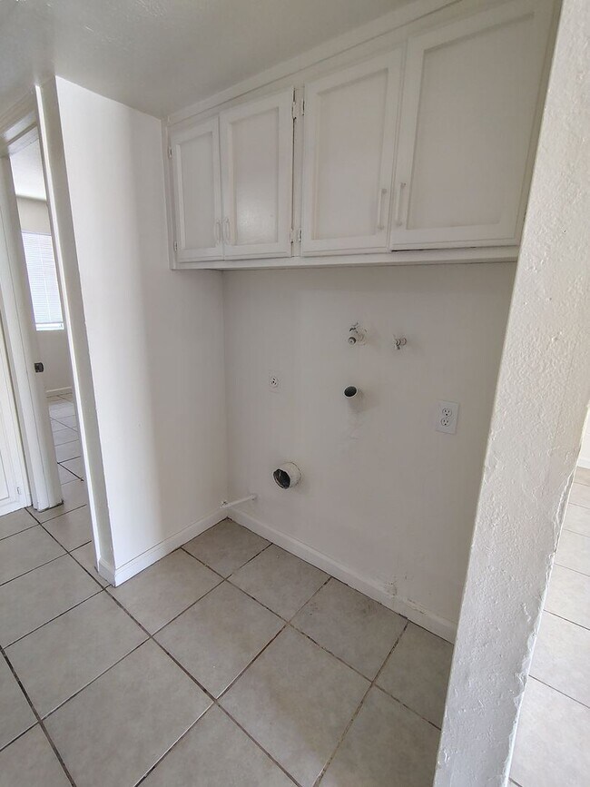 Building Photo - 2 Bed / 1 Bath – Gated Unit with Private Patio | Bakersfield