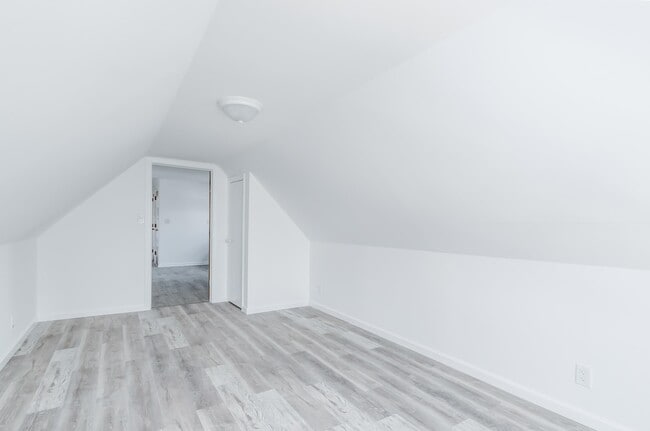 Building Photo - 33 E 42nd St