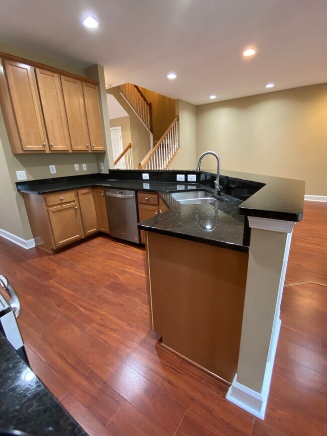 Building Photo - Bright and Spacious End Unit Townhouse in ...