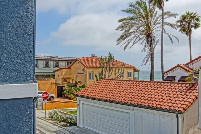 Building Photo - 1 HOUSE FROM BEACH! CHARMING, DETACHED UNIT W/ OCEAN VIEWS & 1-CAR GARAGE IN WALKSTREET TRIPLEX!