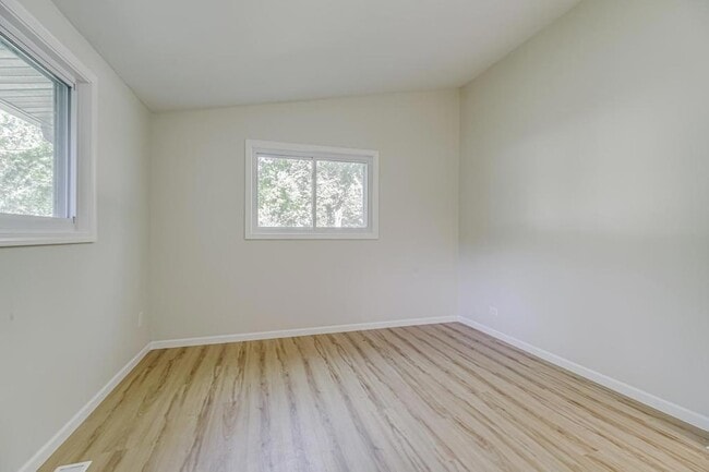 Building Photo - 835 Niagara Ln N