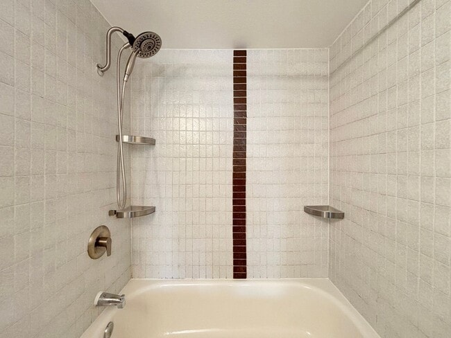 Building Photo - Beautiful 3BD/2.5BA Condo Located in Unive...