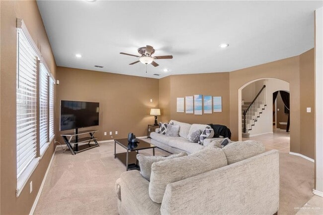 Building Photo - 30 Nicole Dr