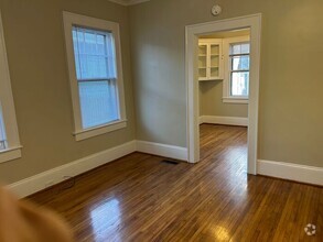 Building Photo - 1 Bedroom Unit available in the quaint nei...