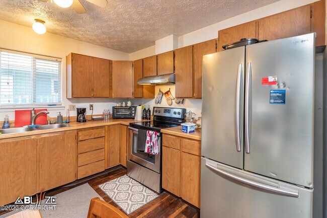 Primary Photo - 7541 Peck Ave