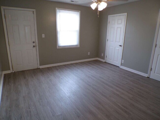 Building Photo - 2 bedroom, 1 bathroom house in Russell neighborhood