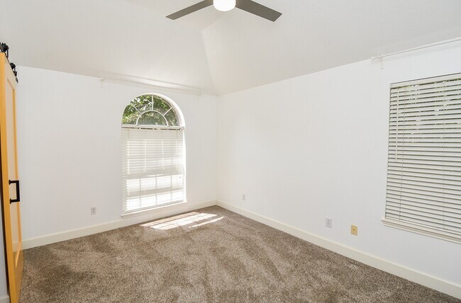 Building Photo - 138 Willowwood Cir