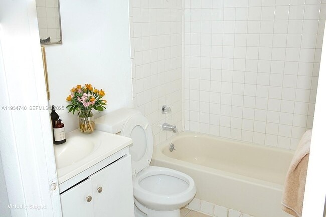 Building Photo - 1100 SW 4th Ave