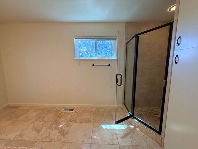 Building Photo - 3 Bed and 3 Bath Home Located Off of Forest Ave