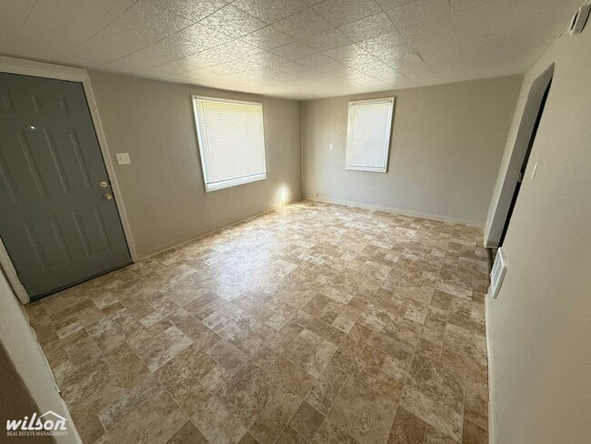 Building Photo - Spacious Home with Yard and Close to Shopp...